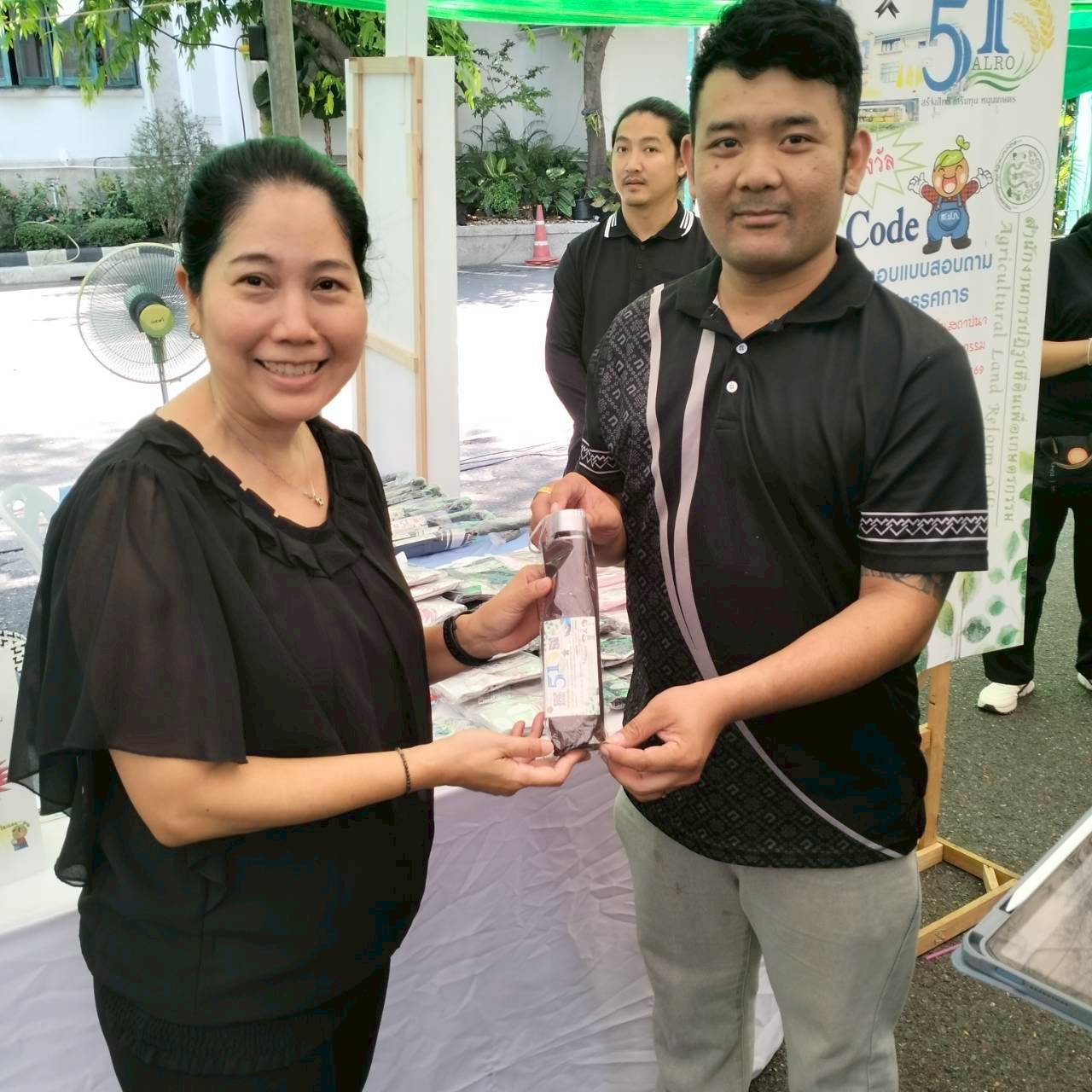 title - คณะทำงานฝ่ายติดตามประเมินผลการจัดงาน วันคล้ายวันสถาปนาสำนักงานการปฏิรูปที่ดินเพื่อเกษตรกรรม (ส.ป.ก.) ครบรอบ 51 ปี เปิดตั้งจุดให้ผู้ร่วมงานได้ร่วมสนุก เล่นเกมส์ และตอบแบบประเมินผลการจัดงาน ผ่านระบบออนไลน์